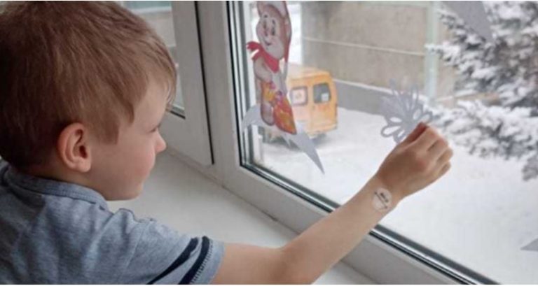 Діти в дитбудинkу завжди знущалися з Вані і казали, що до нього мама прийшла, а той стрімголов біг до вікна і проливав сльози розчарування.