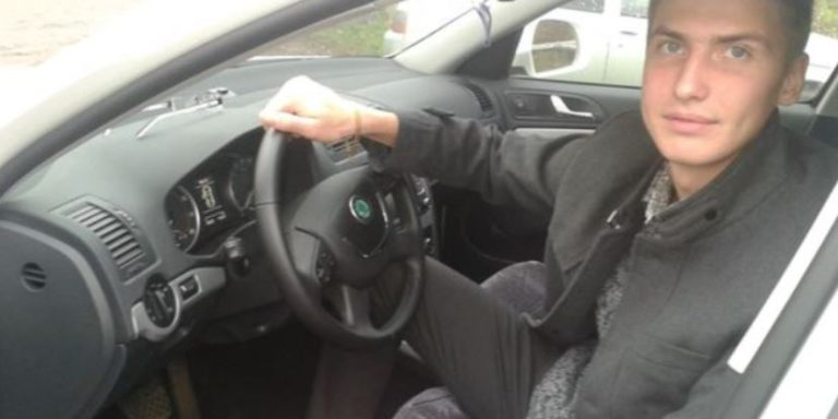 Андрію дуже сподобався дівчина брата, але він мовчав, щоб не обра зити брата. Але незабаром брат знайшов іншу і Андрій вирішив скористатися шансом