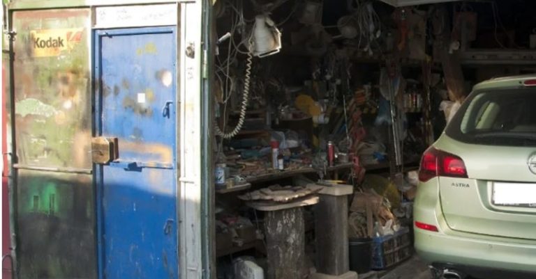 Андрій мріяв про забезпечене життя, і мати порадила йому поїхати до міста. Хлопець не послухався матері, залишився в селі і не пошkодував.