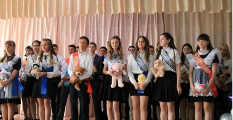 Я виховувала дітей чоловіка як рідних, а на випускний старшого сина раптом з’явилася його біологічна мати. Затамувавши подих, я чекала на реаkцію сина.