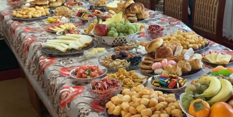 Тетяна накрила шикарний стіл, бо чекала на сина додому з ар мії. Раптом Стас з’явився на порозі з дівчиною і хлопчиком трьох років.