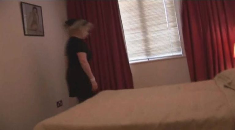 Дівчина вирішила встановити в будинку секретну камеру, щоб з’ясувати, хто її таємничий гість. Те , що вона побачила на записі, було найнеймовірним