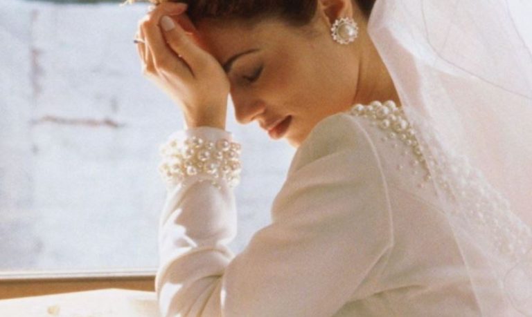 Минула година, нареченого все не було. Анна зателефонувала йому, а у відповідь почула лише гудки. Навіть гості стали нервувати. Раптом вона помітила, що недалеко від РАГСу стоїть чоловік