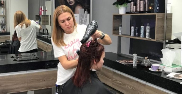 Нова господиня прикинулася клієнткою і прийшла в свій салон краси. Такого прийому вона точно не очікувала