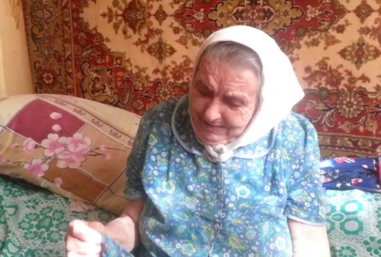 Стареньку кинув син, а вона подала на алім енти. Таєм ниця, яку вона розкрила в су ді, позбавила всіх присутніх дару мови