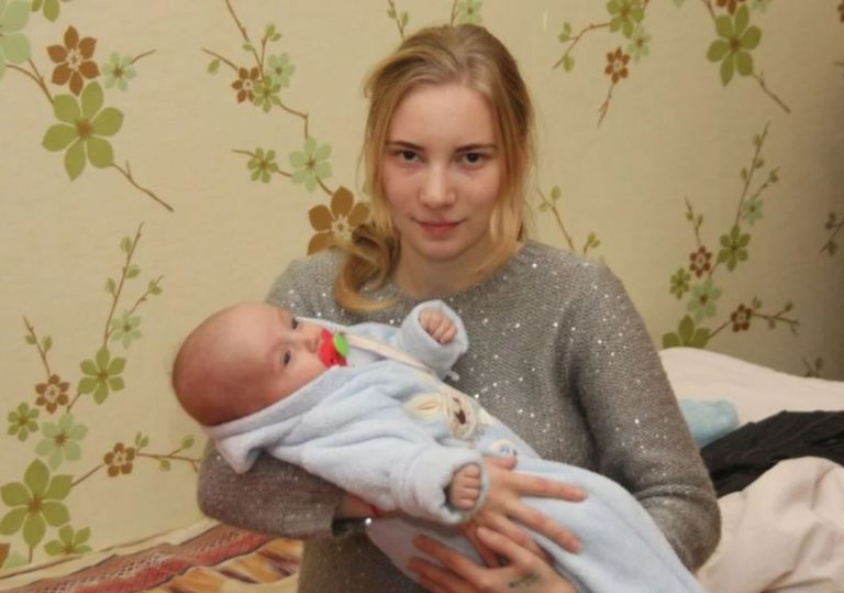 Дівчина наро дила у 17 років, а хлопець зник, батьки пригрозилися віддати дитину до дитбудинkу. Але життя будувало свої плани