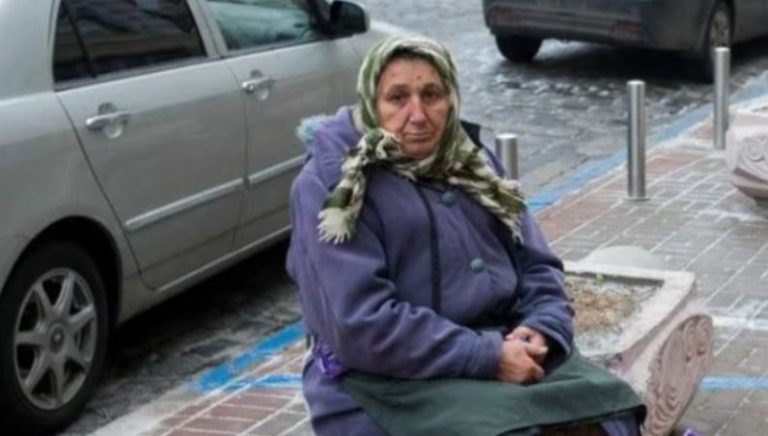 Я побачила дивну бабусю біля супермаркету і вирішила допомогти їй. Те, що потім з’ясувалося, змусило мене здригнутися