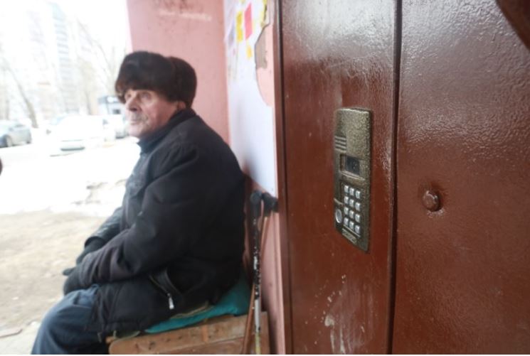 Вирішив зробити доньці сюрприз і приїхати до неї в столицю без попередження. Але в домофоні мені відповів незнайомий голос…