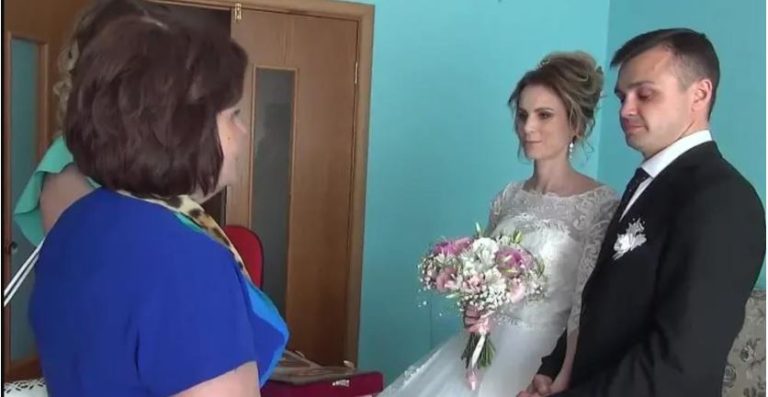 За три дні до весілля до села приїхала жінка із ваг ітною дівчиною Ваша дівка ще знайде когось, а моя на восьмому місяці вже.