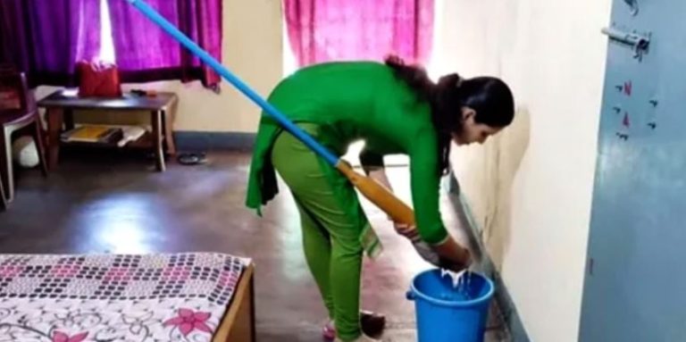 Ірина мила підлогу в коридорі, дочці вже був рік, вона сиділа в колясці. Несподівано прийшов до неї солідний чоловік і сказав.