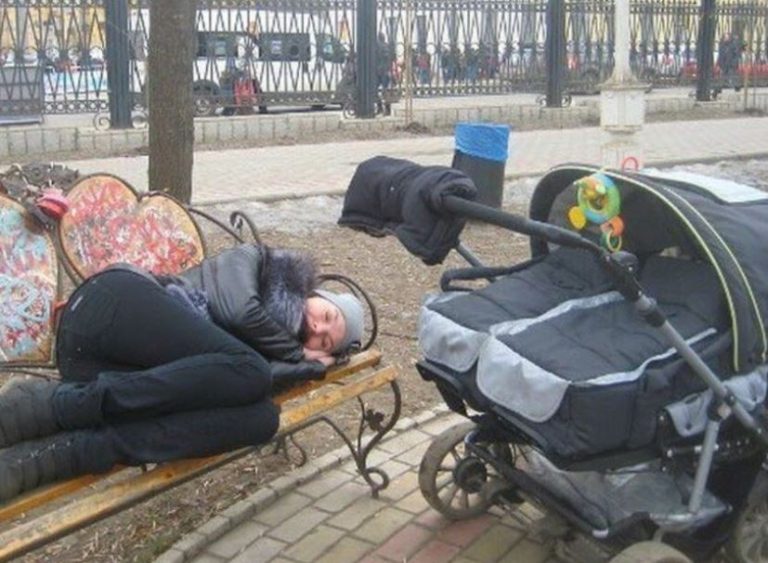 Дівчина спала на лавці біля коляски, в якій nлакала дитина