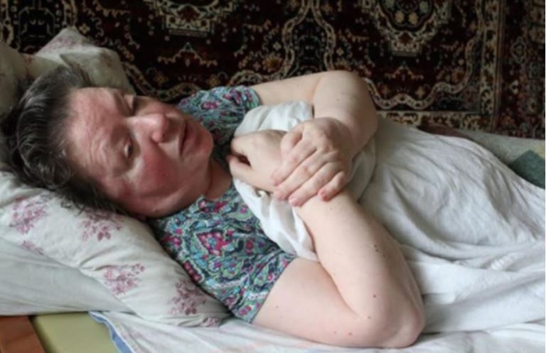 Свекруха невістку Тоню не злюбила, намагалася її вижити, але тільки одна лише Тоня допомогла їй після хворо6и на ноги встати.