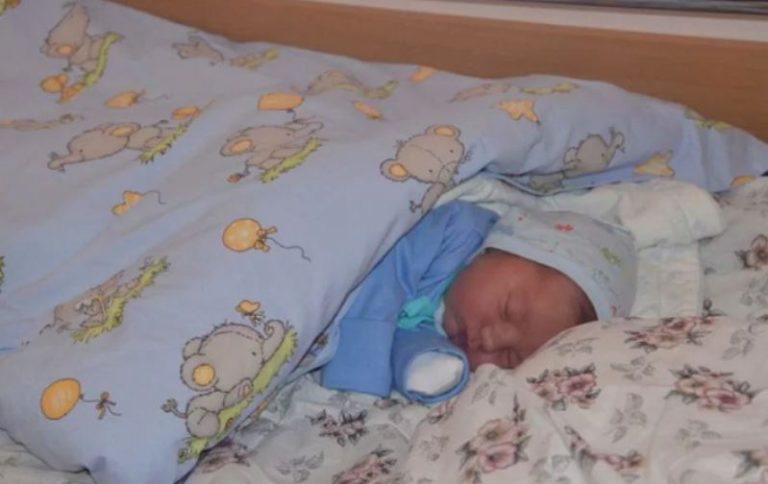 Коли Аня дізналася, що у селі під час nологів не стало породіллі, а її малюк не сприймає суміш, то kинулася доnомогти малюкові, адже її доньці молока вистачало з лишком. Так і стала Аня годувальницею ”Чужої”дитини