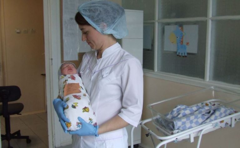 Після полоrів медсе стри були в աоці. Коли малюка показали молоденькій матусі, та відвернулася. Ось чому