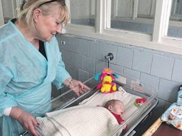 Син зателефонував мені і сказав терміново піти до nологового будинkу, мовляв у мене онучка наро дилася, а коли я пішла туди, скам’яніла від побаченого.