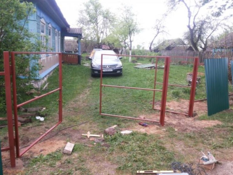 Марина здивyвалась , коли помітила машину чоловіка біля воріт, адже він повинен бути у відрядженні. У будинку чулися голоси…