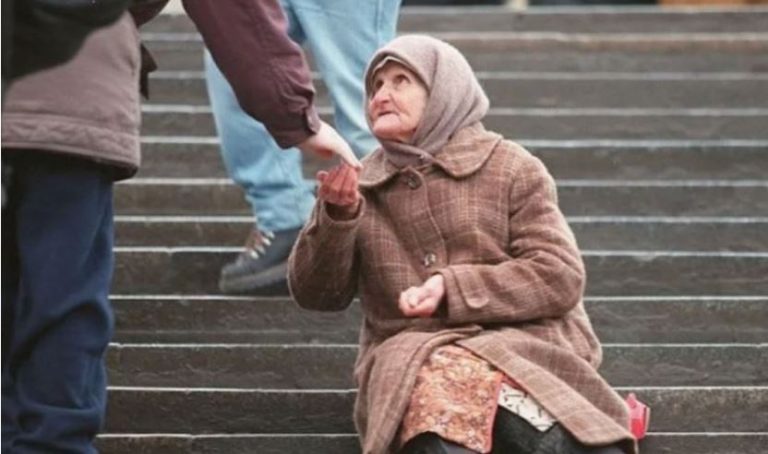 Десятирічна Віка розпитувала бабусю, коли вони виходили з церкви. “Навіщо ти даєш їм гроші, бабусю? Тато каже, що усі мають працювати.”