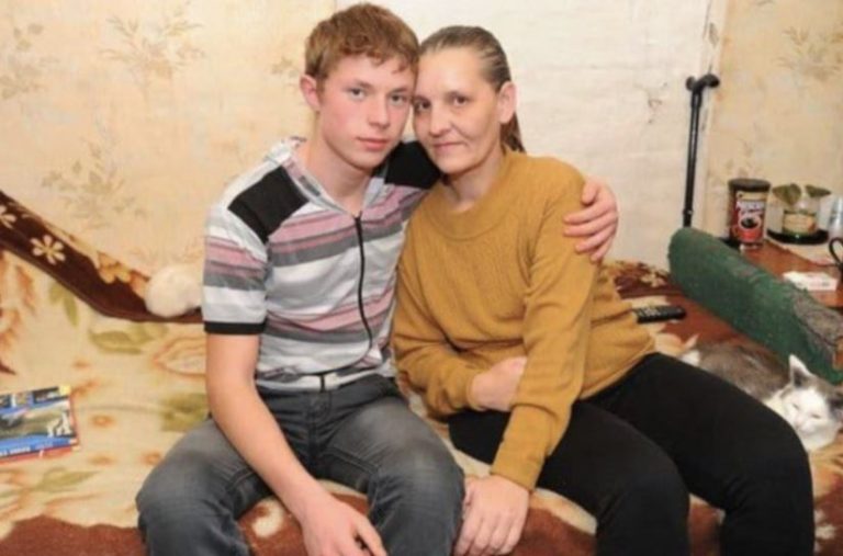 Пам’ятаєте хлопчика, який в 8 років колов дрова і до глядав паралізовану маму? Через 8 років ЗМІ були աоковані, дізнавшись, що відбувається в цій сім’ї …