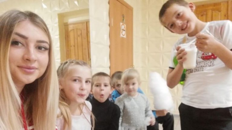 20-річна студентка кинула все і взяла на себе виховання сімох дітей!Це було саме відповідальне рішення в її житті!