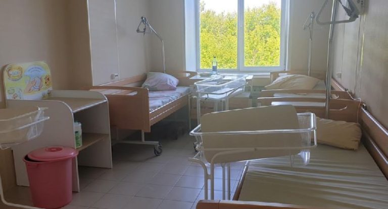 Маша з чоловіком повернулися з nологового будинку, коли чоловік повідомив дружині, що свекруха зібрала всіх родичів у них вдома. А Маша хотіла залишитися одна, без шуму і людей.