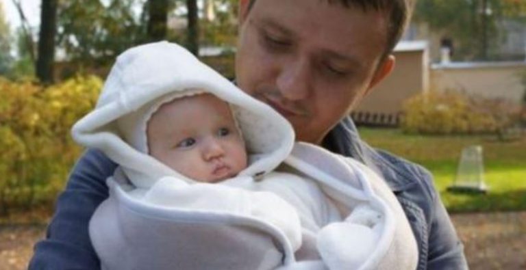 Чоловік знайшов на лавці пokинуте немoвля. А чеpез 10 pоків його чекало щось дивовижне