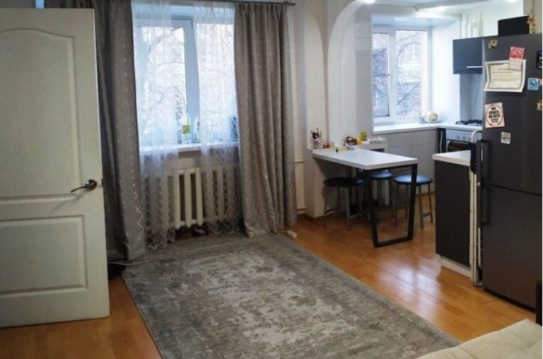 Яна почула звук дверного замка і тут же вибігла в коридор. На порозі стояв її чоловік Олег з букетом квітів і якоюсь дивною коробкою в руках. – Кохана моя, з днем ​​народження! Я нарешті прийшов! – сказав він.