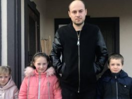 І за папу, і за маму: 28-річний батько з Волині намагається виховати трьох діточок