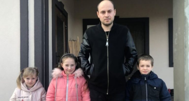 І за папу, і за маму: 28-річний батько з Волині намагається виховати трьох діточок