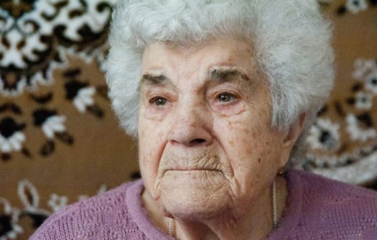 Діти привезли матір у стapий будиночок у селі, залишили однією, без їжі та поїхали. А коли дочка зателефонувала за півроку, axнула від почутого