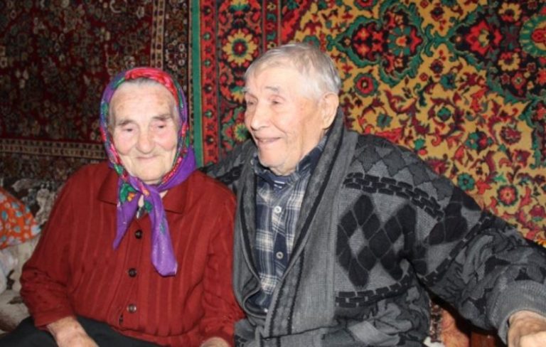 Бабуся посварилася з дідом через те, що він не міг пригадати важливу дату. У цій справі старому допоміг його вірний кіт.