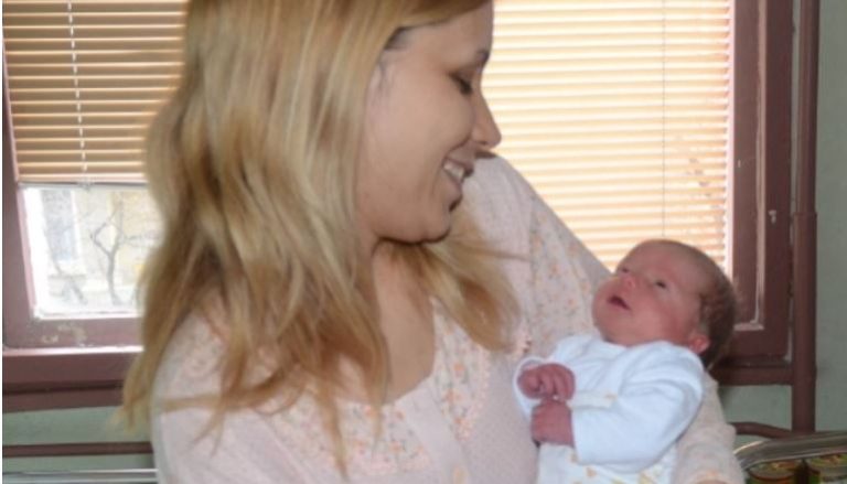 Роман взяв на руки конверт з новонарo дженою бабуся і дідусь почали заглядати на личко. Несподівано свекруха зблідла і білими губами промовила, що дівчинка не Романа.