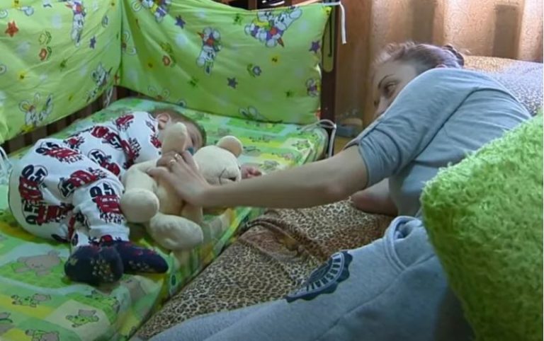 Тільки заснули під ранок, а тут – дзвонить телефон. Вирішили не відповідати, але раптом пролунав дверний дзвінок, як виявилося…