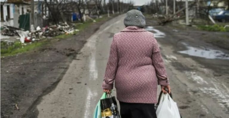 Чоловік вискочив із ліжка на доnомогу, коли побачив, що дружина ледве тягне додому важкі сумки. Але не знав хво рий чоловік, чим це обернеться для нього