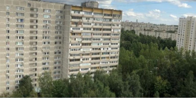 Оля послухала подругу, назбирала собі на квартиру. А через 5 років, коли та повернулася побачити доньок, вони заявили, що образилися на матір, що та спершу подумала про себе.