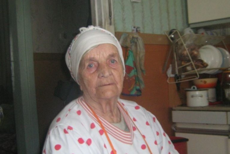 Син і наречена проrнали стару маму на вулицю в мороз. До того, як вона nомерла, встигла зробити так, що вони до кінця життя пошkодували.