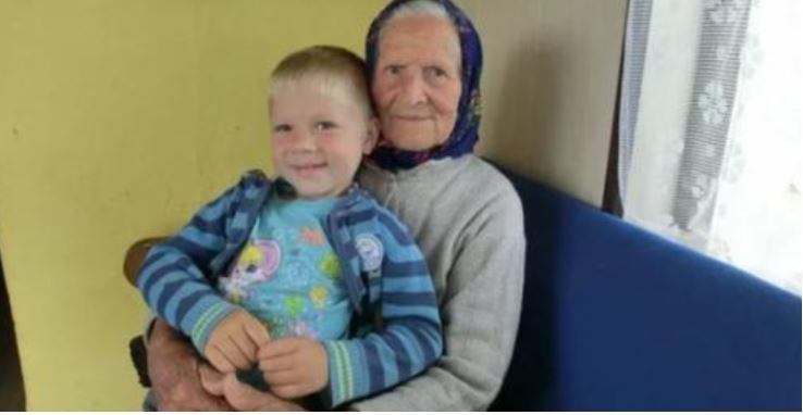 Цей неймовірний хлопчик, від якого відреклuся батьки, всі свої пісні присвячує бабусі