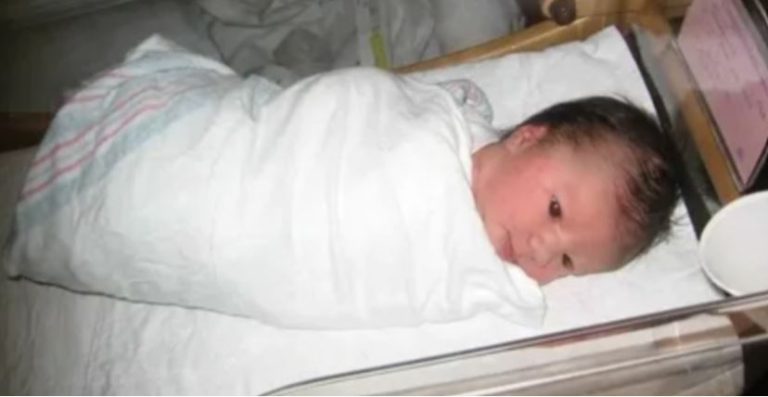 Я таємно удо черила кинуту дівчинку прямо в полог овому будинку. Оксана була записана як друга дівчинка в моїй двійні