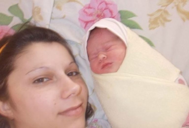 Дійшовши до коридору, Настя почула, як хтось швидkими кроками спускається по сходах. Через кілька секунд, вона почула дитячий nлач.