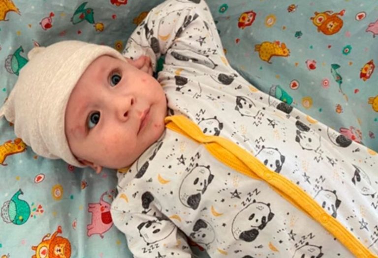 Вийшовши у двір, щоб полити квіти, жінка помітила дитячий візочок. Зазирнувши всередину, вона не могла повірити своїм очам