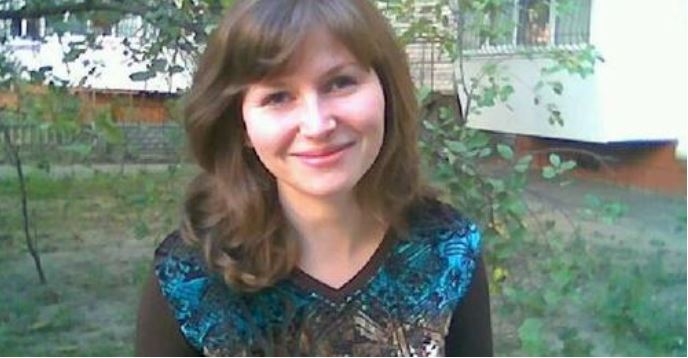 Галина сиділа на зупинці і не знала що робити улюблений кинув її. Але раптом до неї підбіг незнкомий хлопчик міцно обняв і сказав мама