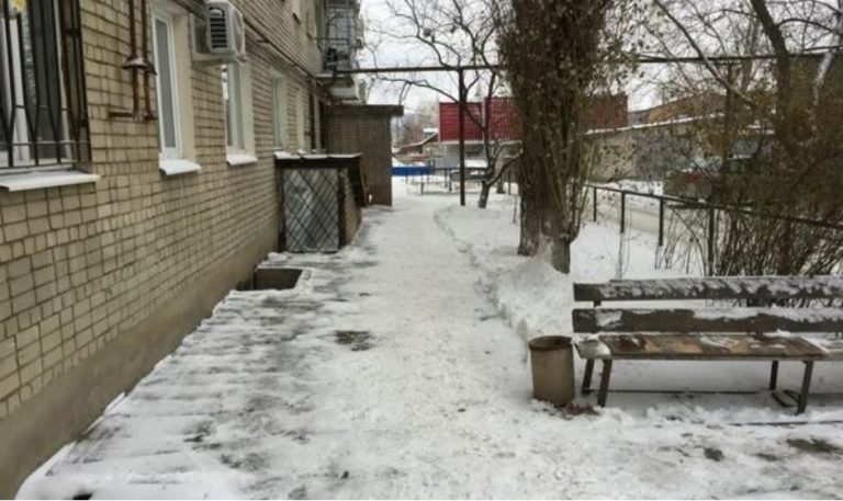 Грудень. Кінець кварталу, кінець року. Затрималася на роботі допізна. Іду додому, а тут… Зима, мороз, а на лавці, притулившись один до одного, сплять двоє діток. Хлопчик старший, дівчинка зовсім мала притулилася до нього і так сплять.