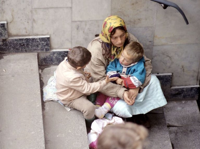 Ми сиділи з донькою на вокзалі, не знаючи, що робити далі. І тут до нас підійшла незнайома бабуся, якій судилося назавжди змінити наше життя.