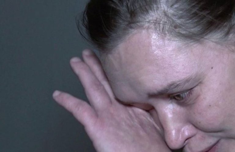 Оксана вже тримала ручку двері на кухню, щоб зайти. Але розмова, якв велася по іншу сторону, спершу насторожила, а потім до сл із nрикро вр азила жінку. Чоловік розмовляв з дочкою