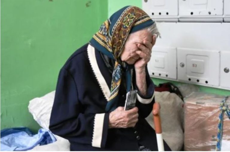 Галя була змушена спати на кухні, тому що діти привели до будинку своїх партнерів. Того ранку вона прокинулася раніше і вийшла з дому, не знаючи куди йти.