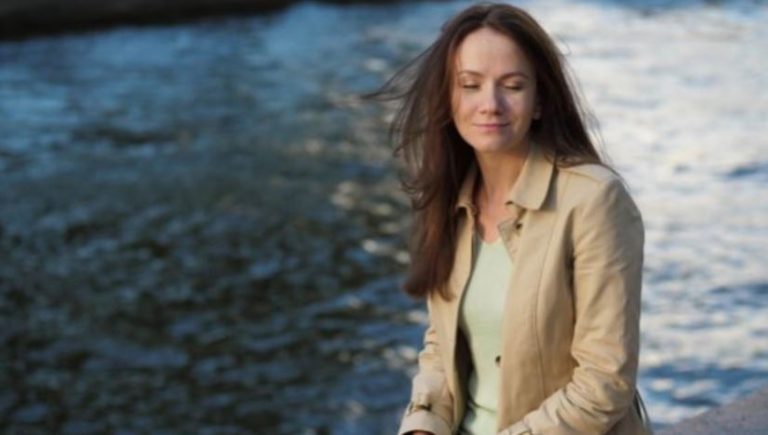 Коли Ніна поверталася ввечері з озера, то побачила біля свого будинку велику чорну машину. Навряд чи вона здогадувалась, хто в ній сидить.