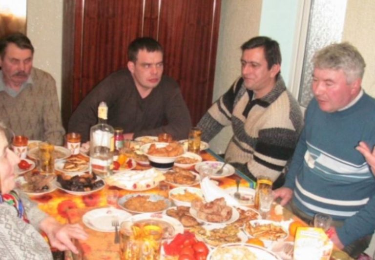 На нашому новосілля сімейна рада вирішила, що свекруха переїде до нас. Я остовпіла на хвuлину, а потім вирішила не мовчати