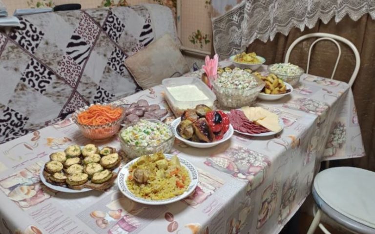 Коли Михайло привів у будинок Олю познайомити з батьками, Ганна Вікторівна одразу зрозуміла, що не пара вона йому, адже мама краще знає, з ким має одружитися син.