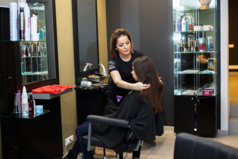 Нова господиня прикинулася клієнткою і прийшла в свій салон краси. Такого прийому вона точно не очікувала