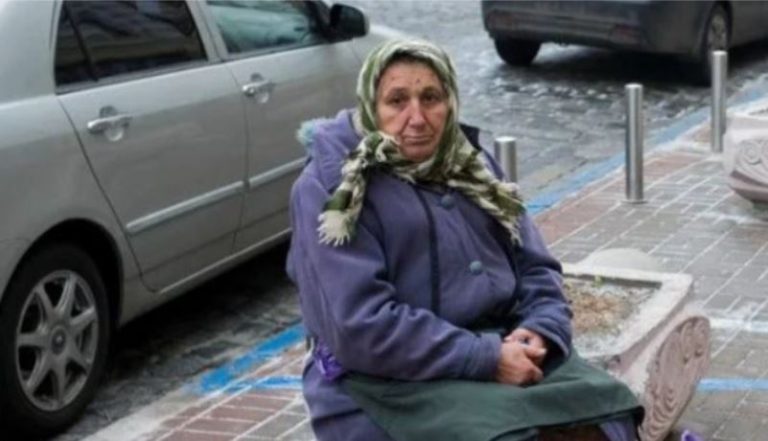 Я побачила дивну бабусю біля супермаркету і вирішила допомогти їй. Те, що потім з’ясувалося, змусило мене здригнутися