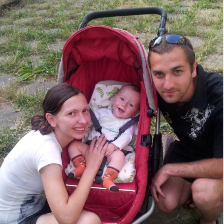 Молода пара знайшла 2 маленьких хлопчиків у відрі для см іття — а потім уси новила їх!